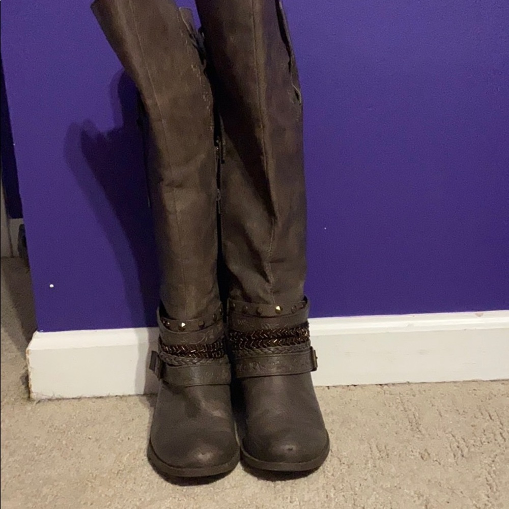 Boots - Picture 2 of 7